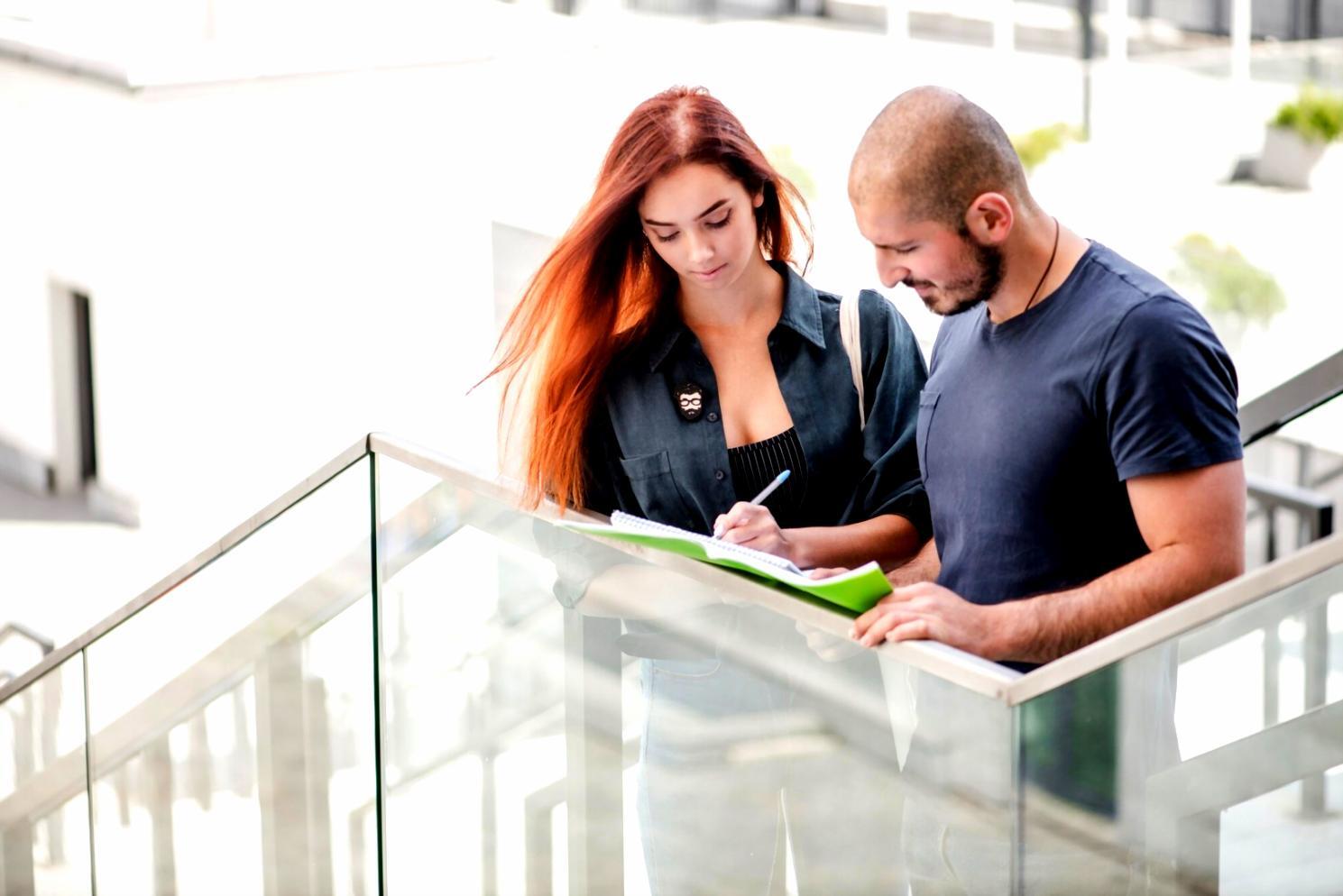 Équipe travaillant sur la planification budgétaire collaborative