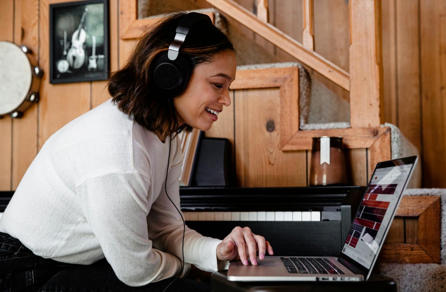 Participant travaillant sur une analyse budgétaire lors d'une session de formation